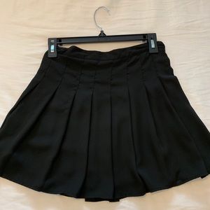 Pleaded black short skirt